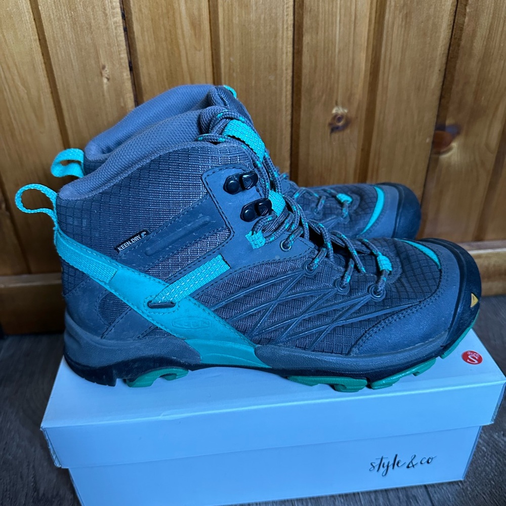 Keen hiking boots size 7. Gently used.